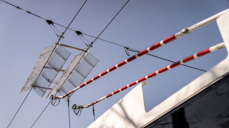 Oberleitung mit Stromabnehmern eines Batterietrolleybusses